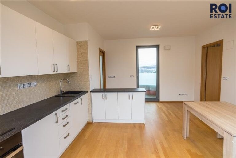 Pronájem bytu 2+kk, 49 m² s terasou 50 m², balkonem, sklepem a garážovým stáním, Praha – Žižkov