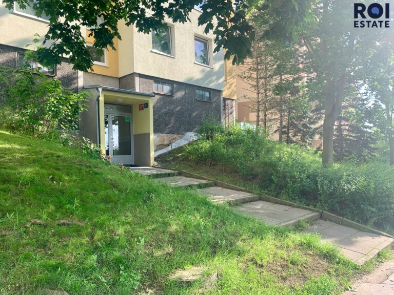 Prostorný byt 4+kk s balkonem a přírodou na dosah – Praha 12