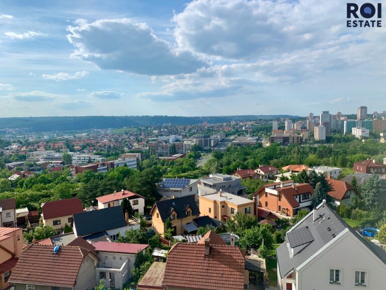 Prostorný byt 4+kk s balkonem a přírodou na dosah – Praha 12