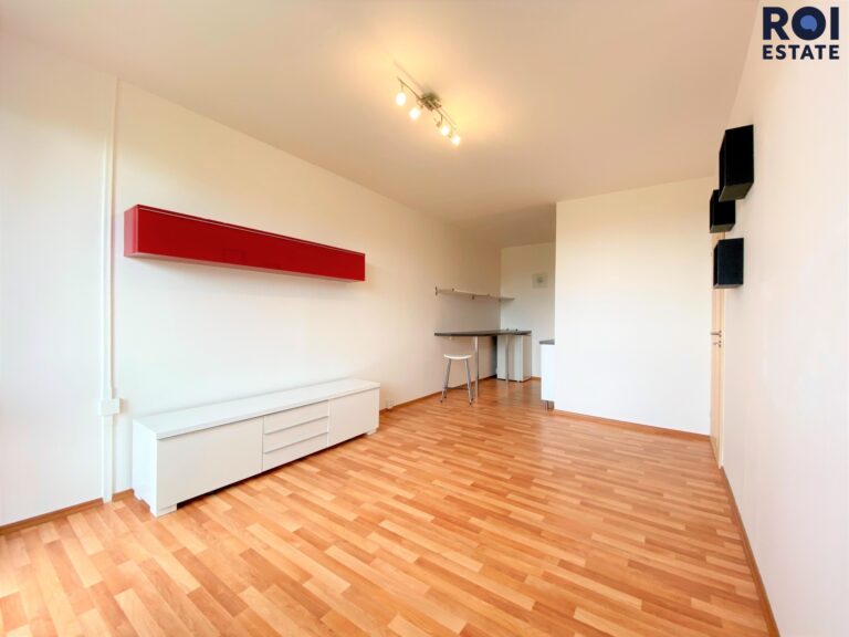 Světlý byt 2+kk s balkonem do zeleně, jen 9 minut od metra Ládví
