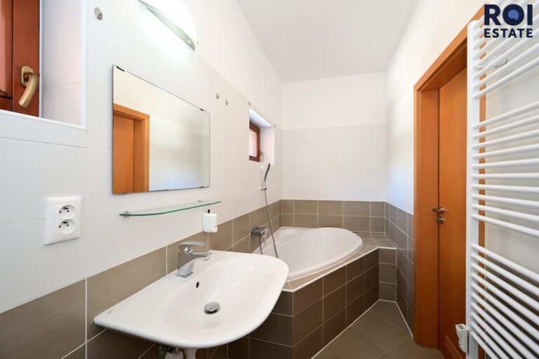 Pronájem bytu 3+kk 75 m² s klimatizací a parkovacím stáním, Praha – Smíchov