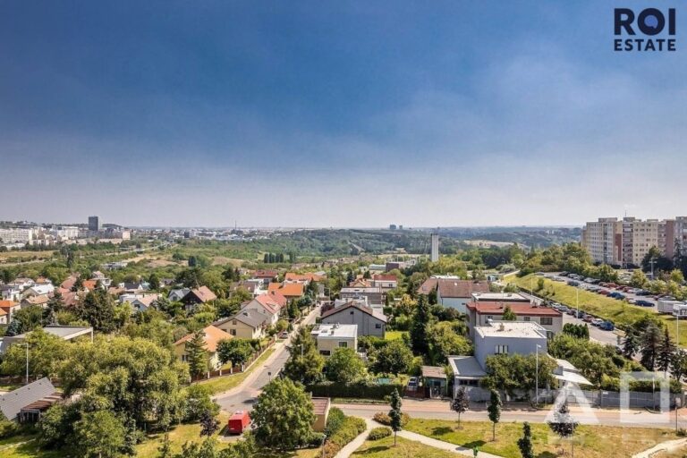 Světlý byt 2+kk s panoramatickým výhledem, garážovým stáním a skvělou dostupností – Praha Stodůlky