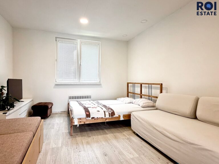 Pronájem bytu 2+1 , 55 m2 + sklep 12  m², Adamov, Ronovská