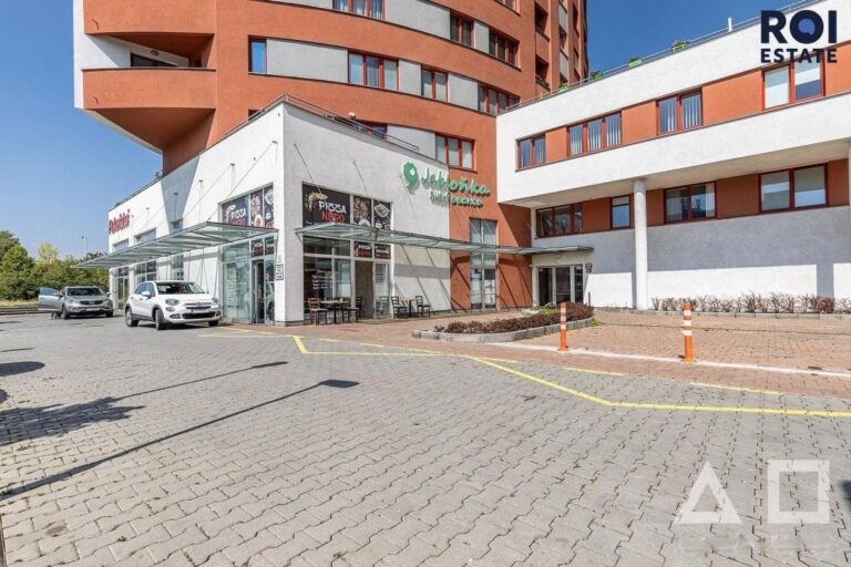 Světlý byt 2+kk s panoramatickým výhledem, garážovým stáním a skvělou dostupností – Praha Stodůlky