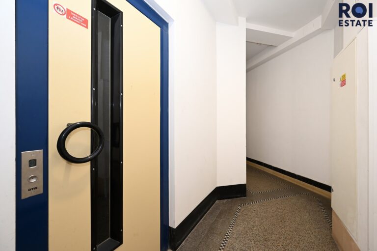 Světlý a vzdušný byt 2+1 s balkonem na Smíchově, pár minut od centra