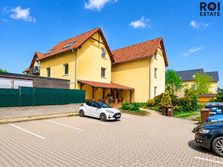 Prodej světlého bytu 3+kk s balkonem a vlastním parkováním v Nupakách – klidná lokalita blízko Prahy