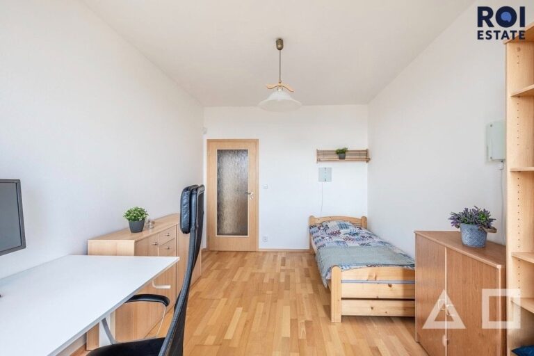Světlý byt 2+kk s panoramatickým výhledem, garážovým stáním a skvělou dostupností – Praha Stodůlky