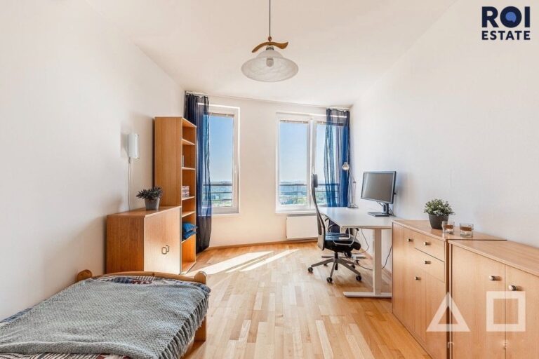 Světlý byt 2+kk s panoramatickým výhledem, garážovým stáním a skvělou dostupností – Praha Stodůlky