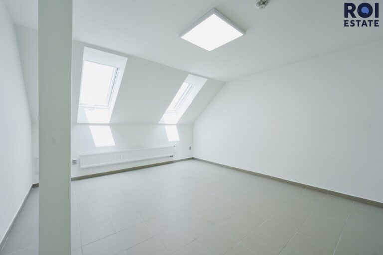 Pronájem kanceláře/obchodního prostoru 18 m²  – Slavkov u Brna