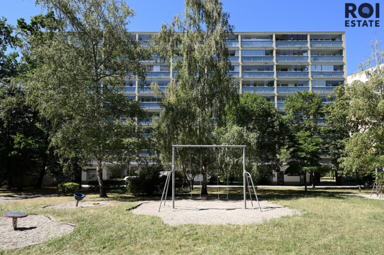 Světlý byt 1+kk s velkou prosklenou lodžií v Braníku – připravený k nastěhování ihned