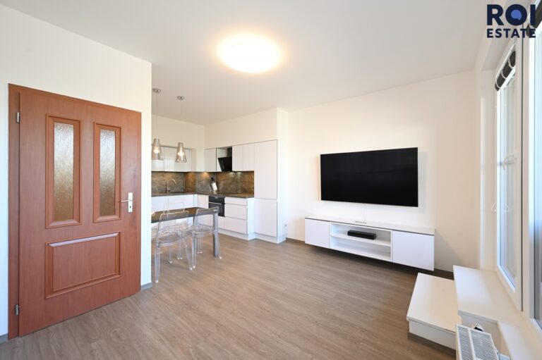 Moderní 2+kk s lodžií, sklepem a garážovým stáním v Uhříněvsi