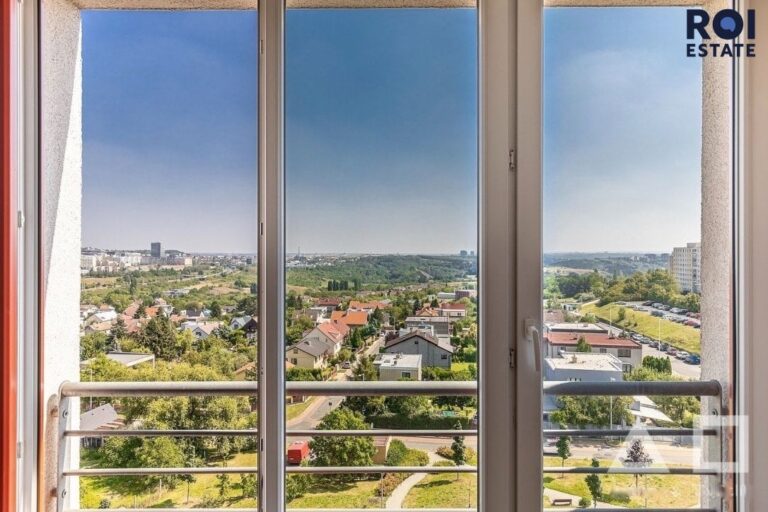 Světlý byt 2+kk s panoramatickým výhledem, garážovým stáním a skvělou dostupností – Praha Stodůlky