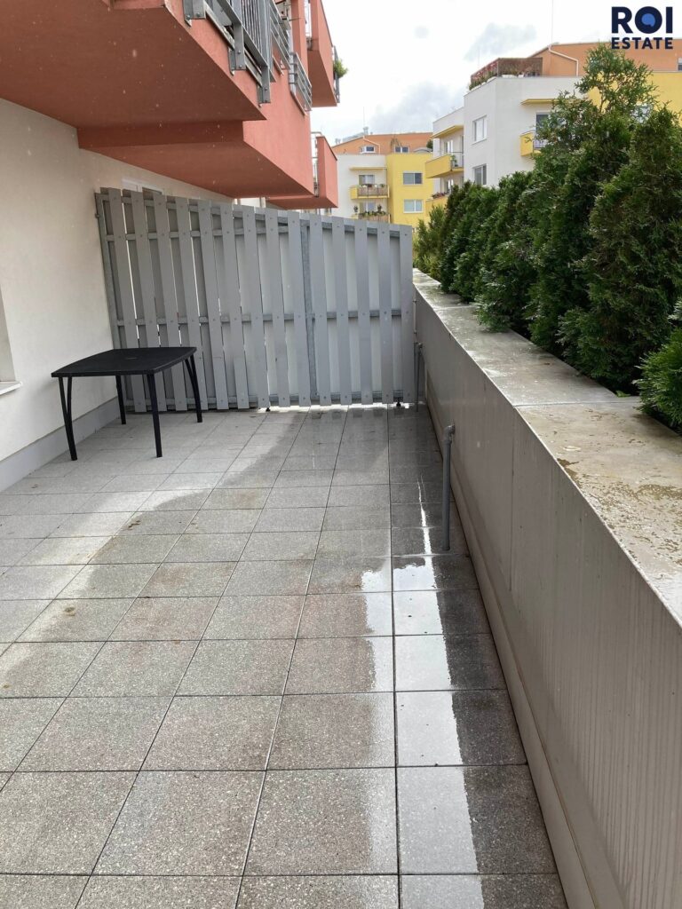 Pronájem bytu 2+kk, 45m² s nadstandardní terasou a garážovým stáním – Brno – Žebětín