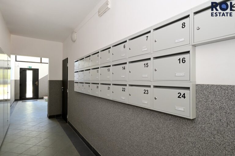 Světlý byt 1+kk s velkou prosklenou lodžií v Braníku – připravený k nastěhování ihned