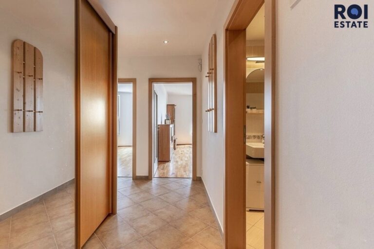 Světlý byt 2+kk s panoramatickým výhledem, garážovým stáním a skvělou dostupností – Praha Stodůlky