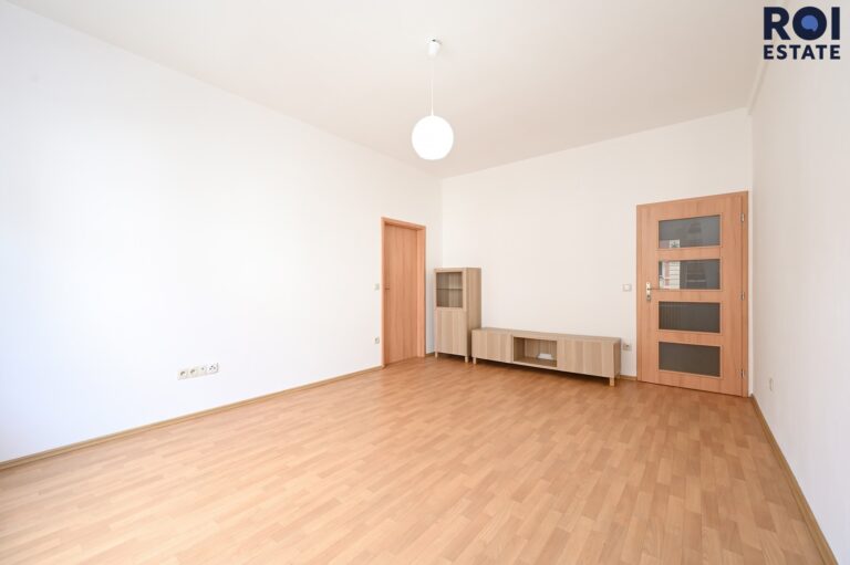 Světlý a vzdušný byt 2+1 s balkonem na Smíchově, pár minut od centra