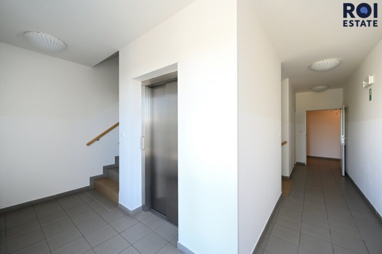 Moderní 2+kk s lodžií, sklepem a garážovým stáním v Uhříněvsi