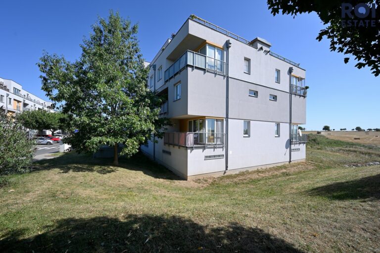 Moderní 2+kk s lodžií, sklepem a garážovým stáním v Uhříněvsi