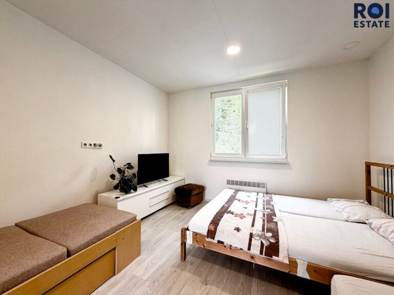 Pronájem bytu 2+1 , 55 m2 + sklep 12  m², Adamov, Ronovská