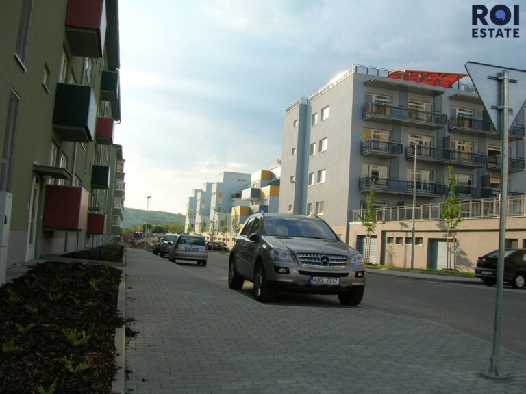 Pronájem bytu 2+kk, 45m² s nadstandardní terasou a garážovým stáním – Brno – Žebětín