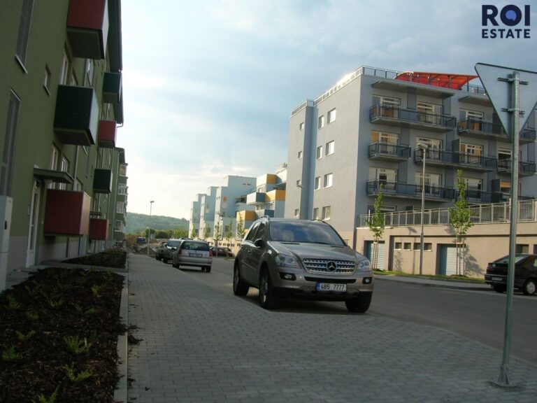 Pronájem bytu 2+kk, 45m² s nadstandardní terasou a garážovým stáním – Brno – Žebětín