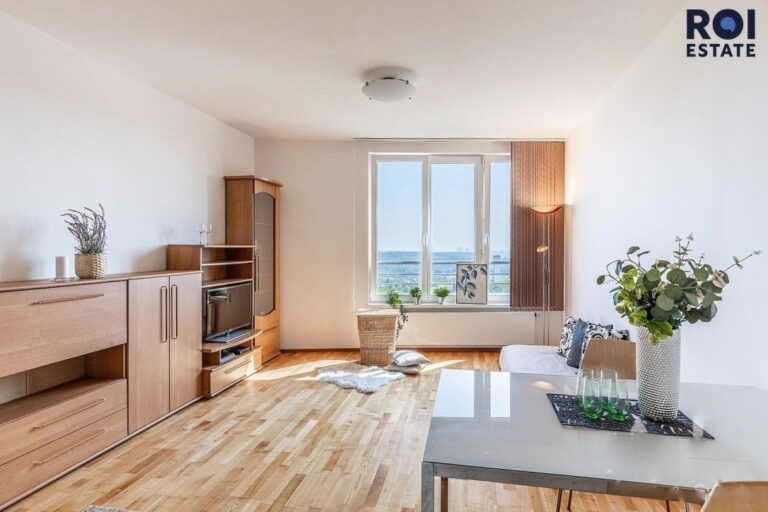 Světlý byt 2+kk s panoramatickým výhledem, garážovým stáním a skvělou dostupností – Praha Stodůlky