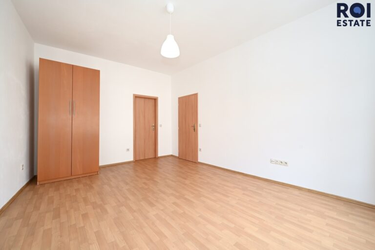 Světlý a vzdušný byt 2+1 s balkonem na Smíchově, pár minut od centra