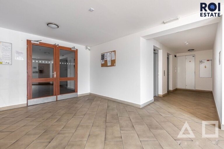 Světlý byt 2+kk s panoramatickým výhledem, garážovým stáním a skvělou dostupností – Praha Stodůlky