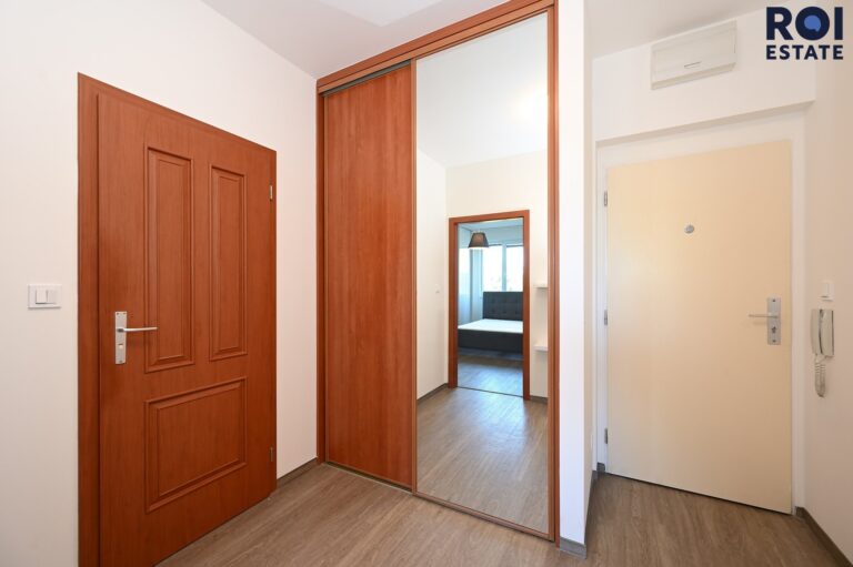 Moderní 2+kk s lodžií, sklepem a garážovým stáním v Uhříněvsi