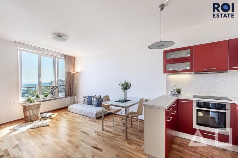Světlý byt 2+kk s panoramatickým výhledem, garážovým stáním a skvělou dostupností – Praha Stodůlky