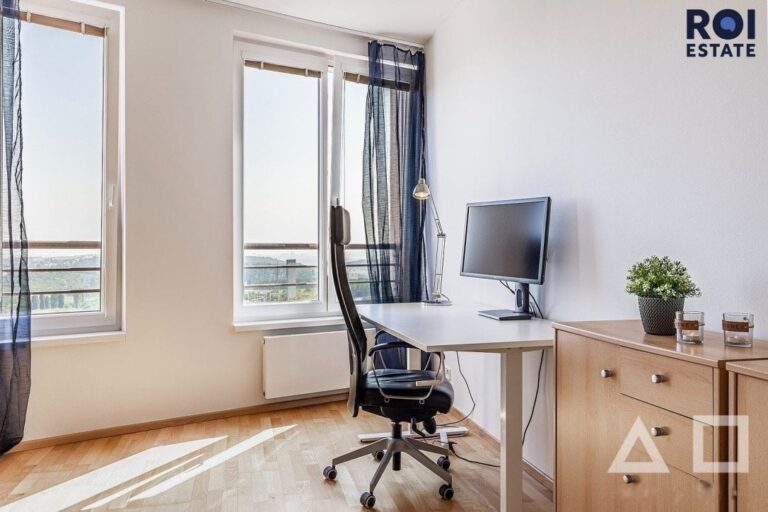 Světlý byt 2+kk s panoramatickým výhledem, garážovým stáním a skvělou dostupností – Praha Stodůlky