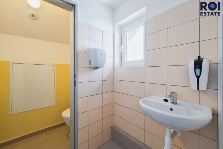 Pronájem kanceláře/obchodního prostoru 18 m²  – Slavkov u Brna