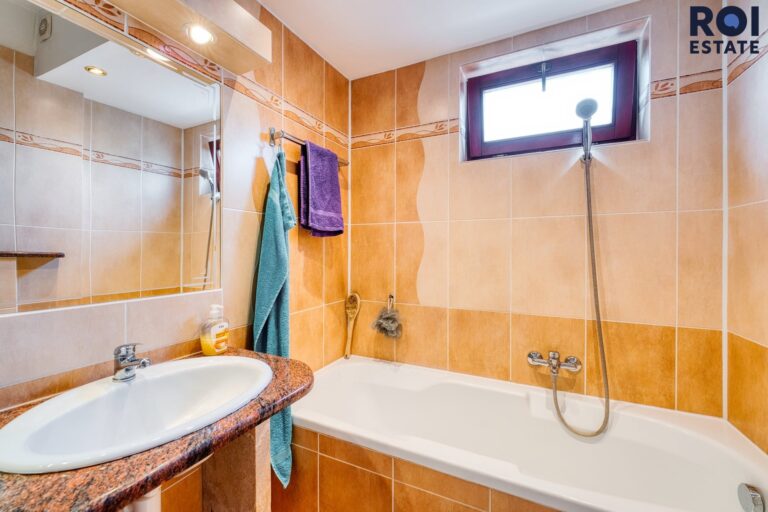 Prodej rodinného domu se zahradou a samostatným bytem 194 m², zahradou parkováním, Omice, celková plocha 1 083 m2