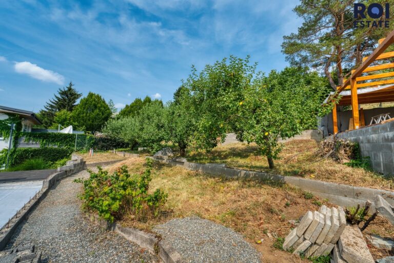 Prodej rodinného domu se zahradou a samostatným bytem 194 m², zahradou parkováním, Omice, celková plocha 1 083 m2