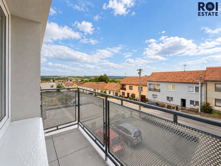 Pronájem bytu 2+1 s balkonem v novostavbě 54 m², parkovací stání, klimatizace, zahrádka, sklep – Nová Ves