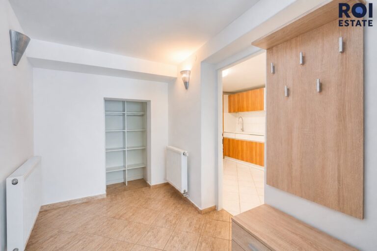Prodej rodinného domu se zahradou a samostatným bytem 194 m², zahradou parkováním, Omice, celková plocha 1 083 m2