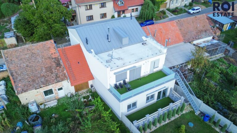 Pronájem bytu 2+kk v Otnicích – nadstandardní vybavení, krb, terasa a garáž