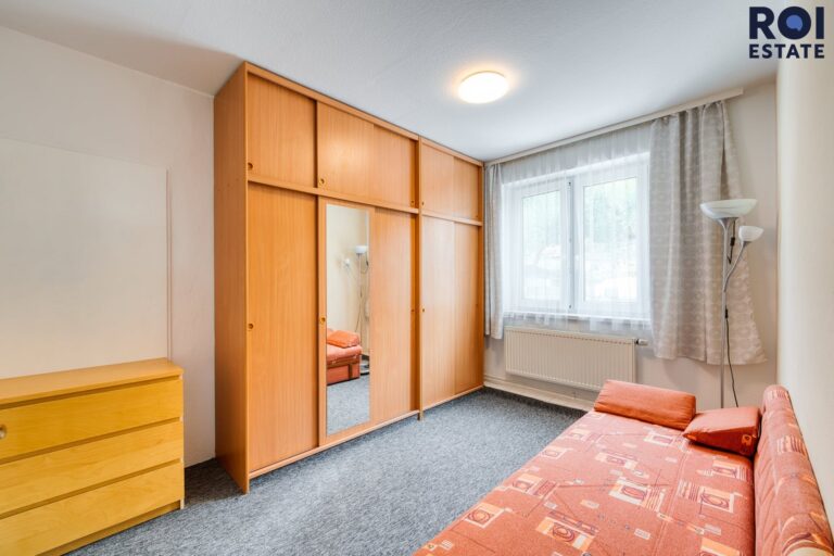 Prodej rodinného domu se zahradou a samostatným bytem 194 m², zahradou parkováním, Omice, celková plocha 1 083 m2