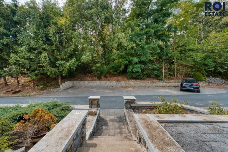 Prodej rodinného domu se zahradou a samostatným bytem 194 m², zahradou parkováním, Omice, celková plocha 1 083 m2