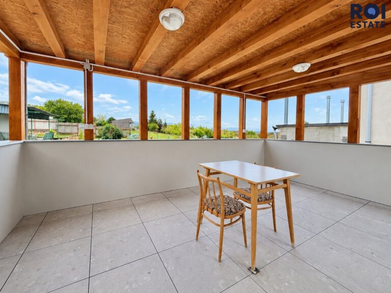 Pronájem bytu 2+1 s balkonem v novostavbě 54 m², parkovací stání, klimatizace, zahrádka, sklep – Nová Ves