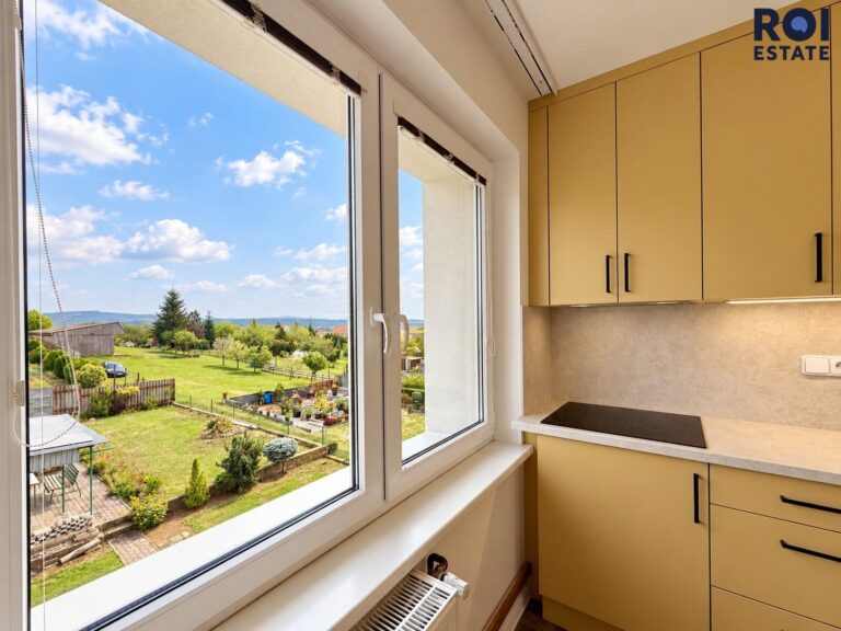 Pronájem bytu 2+1 s balkonem v novostavbě 54 m², parkovací stání, klimatizace, zahrádka, sklep – Nová Ves