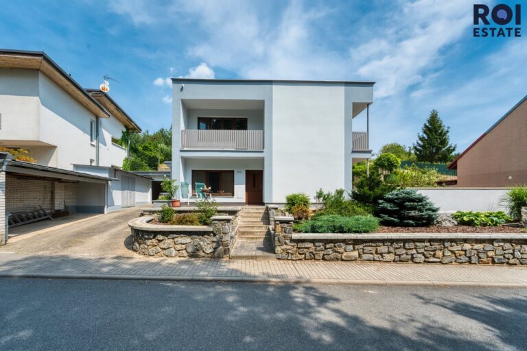 Prodej rodinného domu se zahradou a samostatným bytem 194 m², zahradou parkováním, Omice, celková plocha 1 083 m2