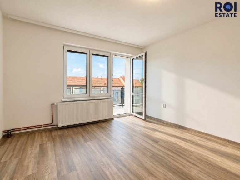 Pronájem bytu 2+1 s balkonem v novostavbě 54 m², parkovací stání, klimatizace, zahrádka, sklep – Nová Ves