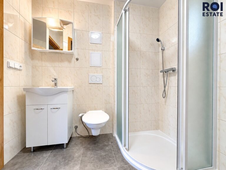 Pronájem bytu 2+1 s lodžií v novostavbě 54 m², parkovací stání, klimatizace, zahrádka, sklep – Nová Ves