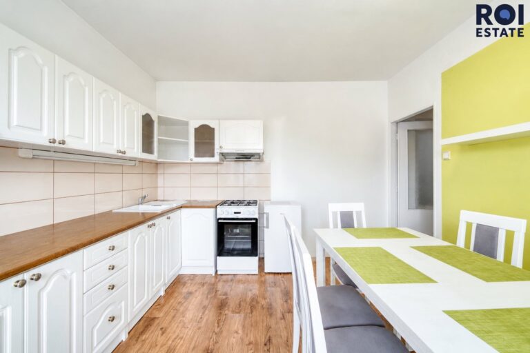 Prodej rodinného domu se zahradou a samostatným bytem 194 m², zahradou parkováním, Omice, celková plocha 1 083 m2