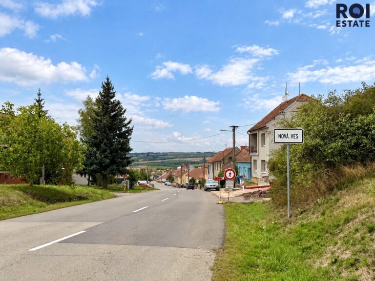 Pronájem bytu 2+1 s balkonem v novostavbě 54 m², parkovací stání, klimatizace, zahrádka, sklep – Nová Ves