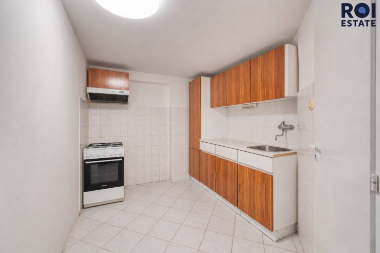 Prodej rodinného domu se zahradou a samostatným bytem 194 m², zahradou parkováním, Omice, celková plocha 1 083 m2