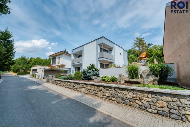 Prodej rodinného domu se zahradou a samostatným bytem 194 m², zahradou parkováním, Omice, celková plocha 1 083 m2