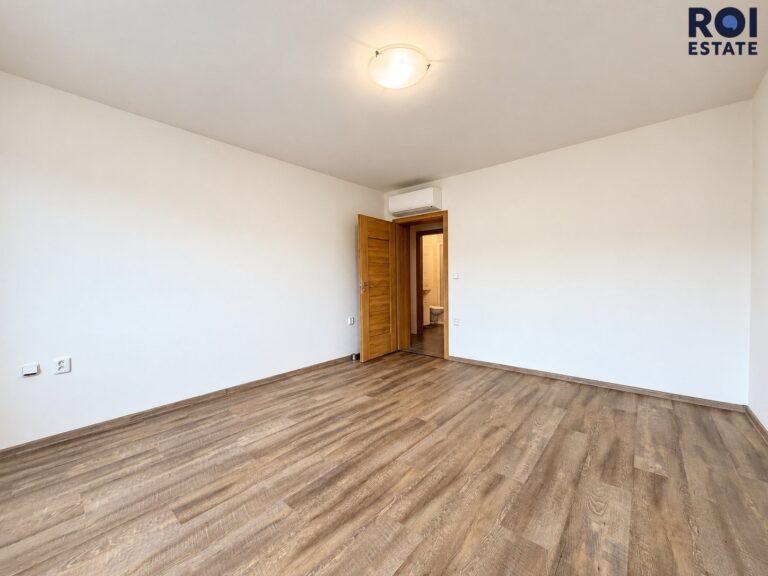 Pronájem bytu 2+1 s balkonem v novostavbě 54 m², parkovací stání, klimatizace, zahrádka, sklep – Nová Ves