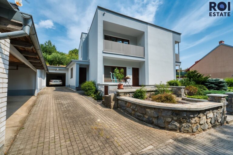 Prodej rodinného domu se zahradou a samostatným bytem 194 m², zahradou parkováním, Omice, celková plocha 1 083 m2